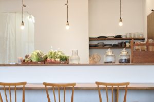 カフェみたいな空間に!色で楽しむキッチン小物