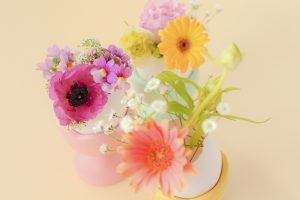 狭い部屋でも大丈夫！棚上を春仕様にするディスプレイ術